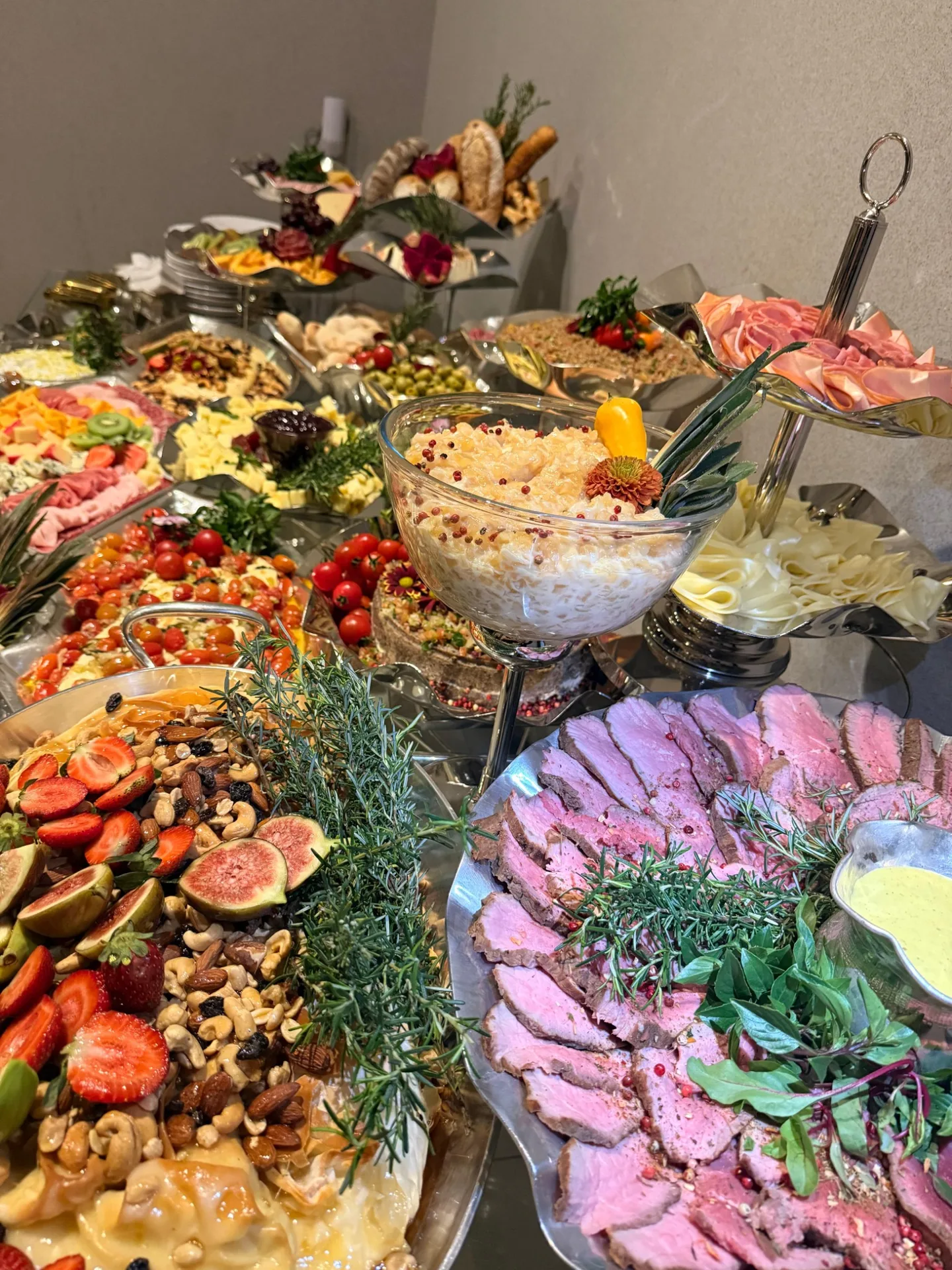 Mesa de buffet com carnes fatiadas e acompanhamentos