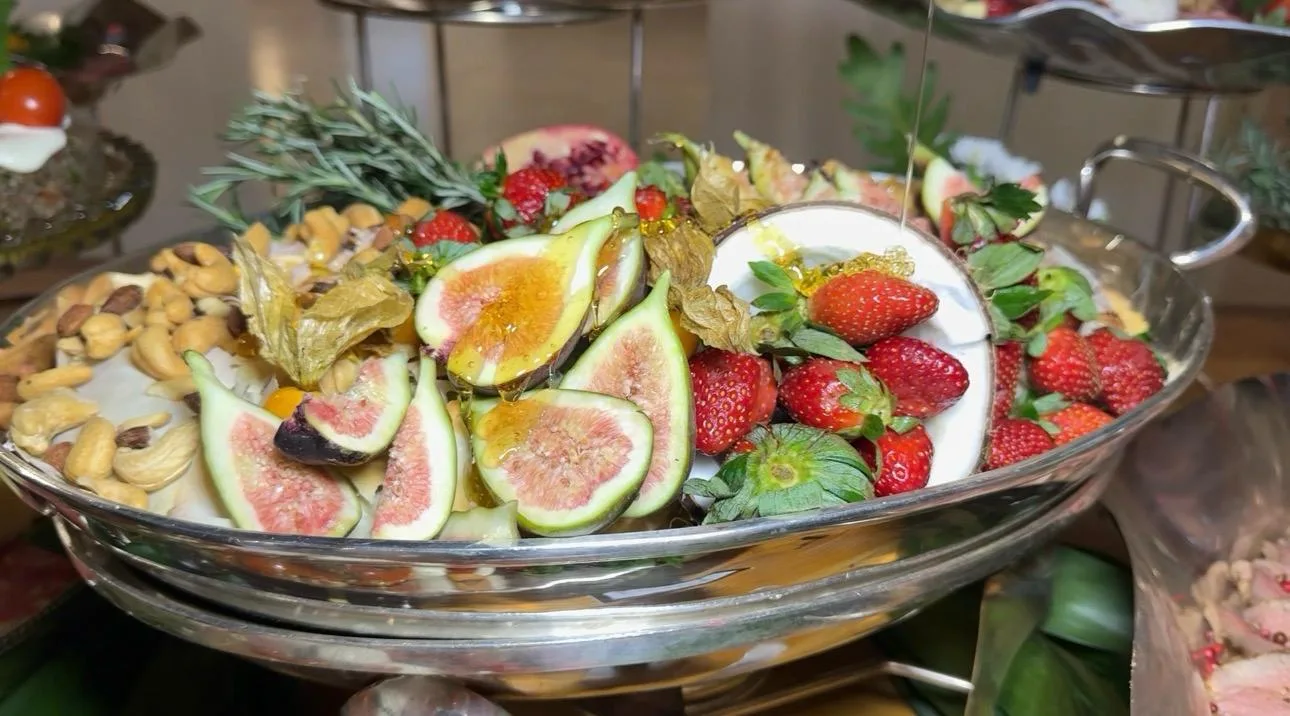 Frutas e figos em travessa de buffet