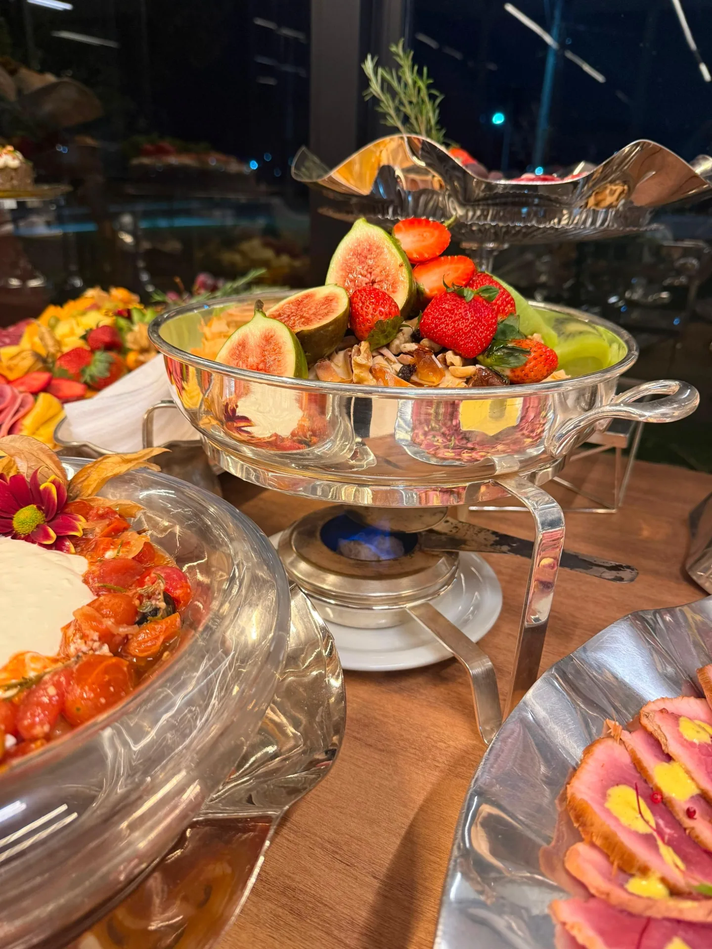 Frutas e acompanhamentos na mesa de buffet