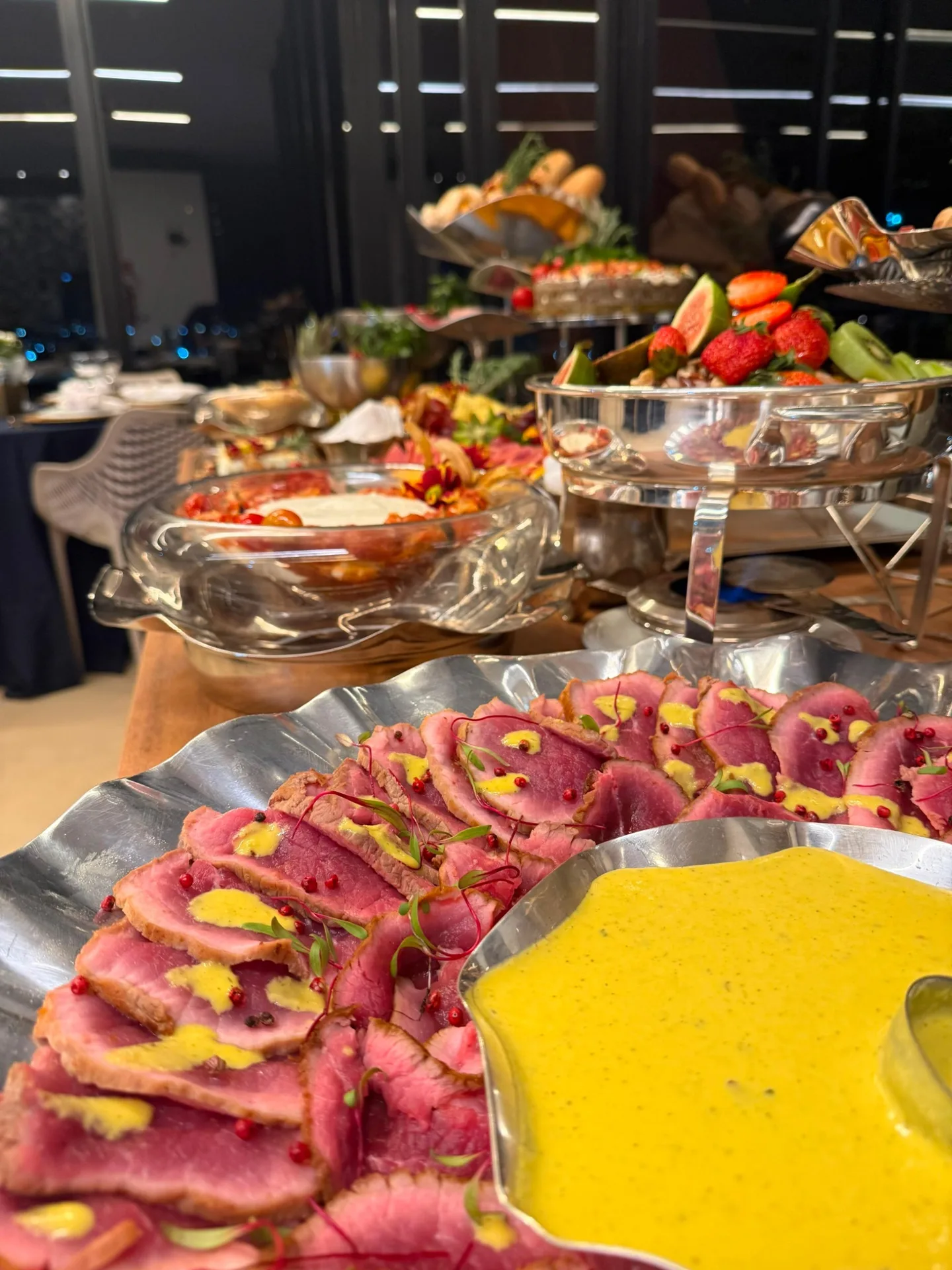 Frios e carnes fatiadas em apresentação de buffet